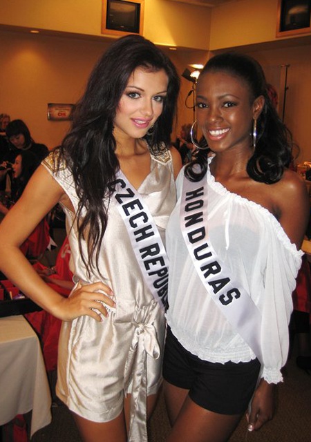 Người đẹp Hoàn vũ vui chơi chờ... tiệc tối - 16