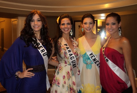 Người đẹp Hoàn vũ vui chơi chờ... tiệc tối - 20