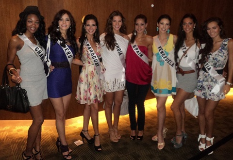 Người đẹp Hoàn vũ vui chơi chờ... tiệc tối - 21