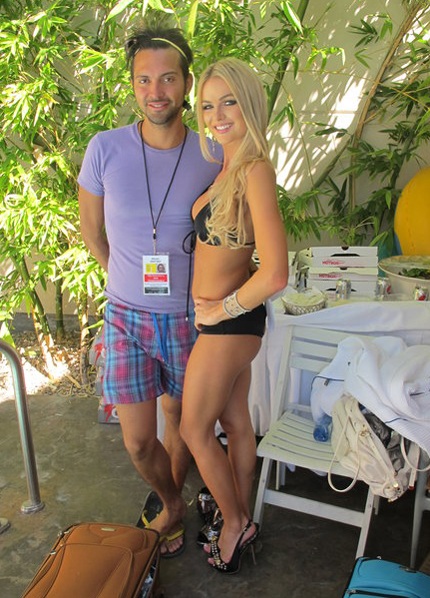 Người đẹp Hoàn vũ vui chơi chờ... tiệc tối - 25