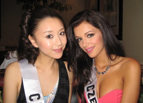 Người đẹp Hoàn vũ vui chơi chờ... tiệc tối - 26