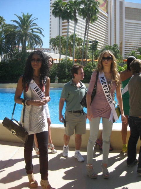 Người đẹp Hoàn vũ vui chơi chờ... tiệc tối - 1