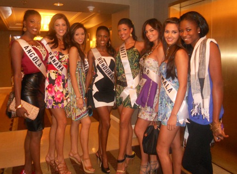 Người đẹp Hoàn vũ vui chơi chờ... tiệc tối - 6