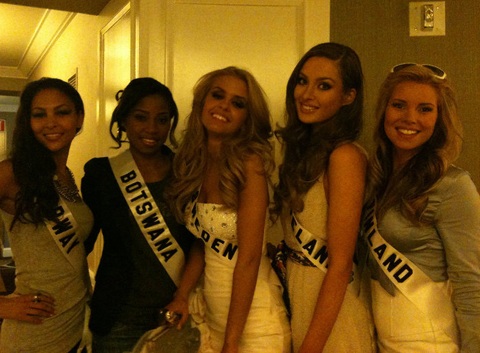 Người đẹp Hoàn vũ vui chơi chờ... tiệc tối - 9