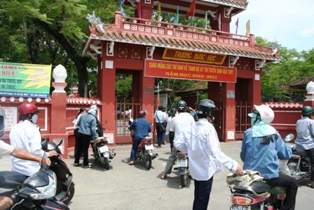 Một trường có 25 học sinh đỗ thủ khoa, á khoa ĐH - 1