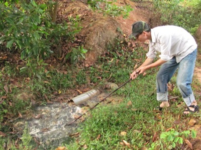 Nhà máy cao su hứa chấm dứt tình trạng xả thải bừa bãi - 1 Nhà máy cao su hứa chấm dứt tình trạng xả thải bừa bãi - 1