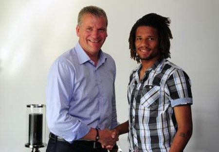 MU chiêu mộ chân sút trưởng thành từ trại trẻ mồ côi - 1