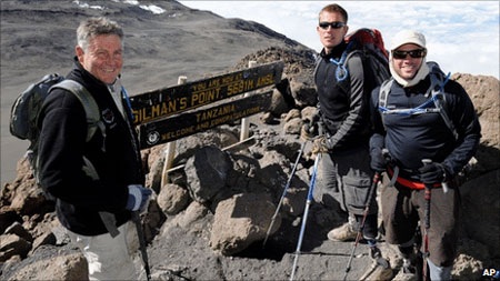 Cụt 2 chân chinh phục núi cao nhất châu Phi - 1