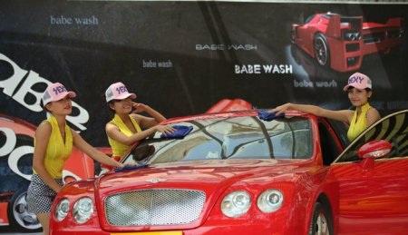 Lạ lẫm “chân dài” rửa ô tô tại Hà Nội - 2 Lạ lẫm “chân dài” rửa ô tô tại Hà Nội - 2
