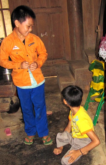 Chuyện chưa kể về cậu bé 5 năm cõng bạn đến trường - 2