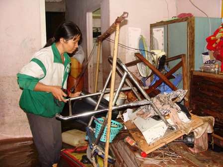 Vỡ bờ bao, gần 200 hộ dân “bơi” trong nước - 2