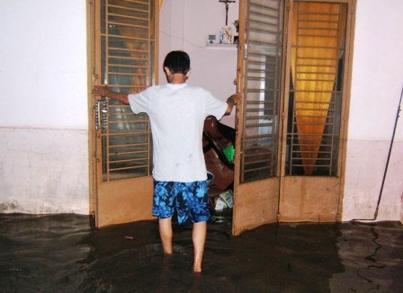 Vỡ bờ bao, gần 200 hộ dân “bơi” trong nước - 3