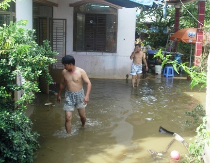 Vỡ bờ bao, gần 200 hộ dân “bơi” trong nước - 4