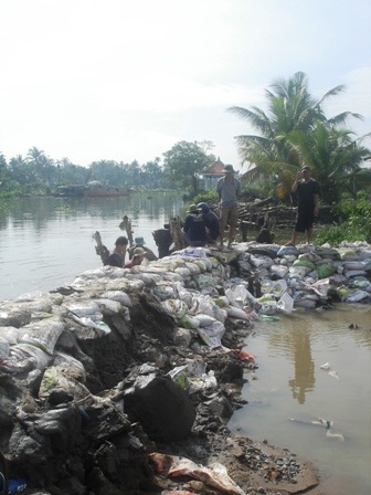 Vỡ bờ bao, gần 200 hộ dân “bơi” trong nước - 5