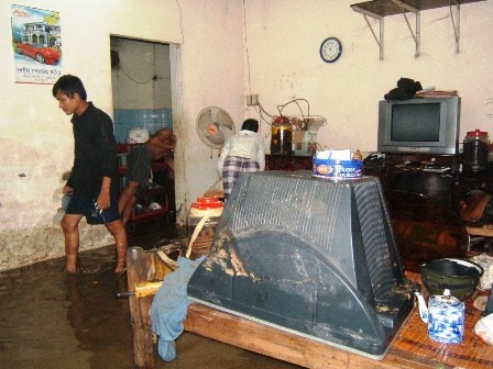 Vỡ bờ bao, gần 200 hộ dân “bơi” trong nước - 1