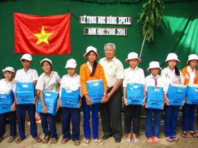 Trao hơn 600 học bổng cho trẻ em nghèo - 1 Trao hơn 600 học bổng cho trẻ em nghèo - 1