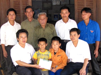 Bé Lương Văn Mậu tiếp tục đón nhận quà nhân ái - 1 Bé Lương Văn Mậu tiếp tục đón nhận quà nhân ái - 1