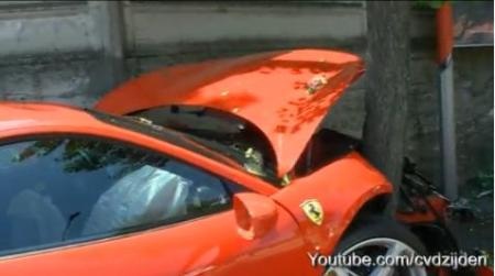 Siêu xe Ferrari 458 Italia “ôm” cây - 4