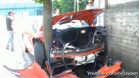 Siêu xe Ferrari 458 Italia “ôm” cây - 3