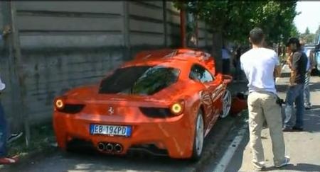 Siêu xe Ferrari 458 Italia “ôm” cây - 5