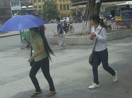 Mưa, nắng thất thường hai ngày nghỉ cuối tuần - 1 Mưa, nắng thất thường hai ngày nghỉ cuối tuần - 1