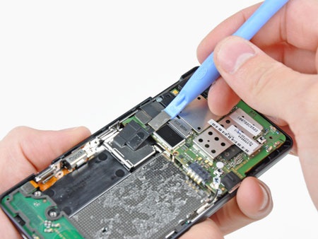 “Mổ xẻ” điện thoại Motorola Droid 2 - 13 “Mổ xẻ” điện thoại Motorola Droid 2 - 13
