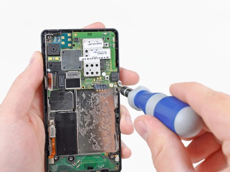“Mổ xẻ” điện thoại Motorola Droid 2 - 14 “Mổ xẻ” điện thoại Motorola Droid 2 - 14