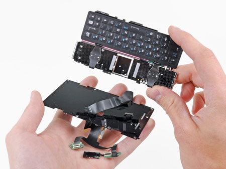 “Mổ xẻ” điện thoại Motorola Droid 2 - 24 “Mổ xẻ” điện thoại Motorola Droid 2 - 24