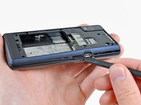 “Mổ xẻ” điện thoại Motorola Droid 2 - 9 “Mổ xẻ” điện thoại Motorola Droid 2 - 9