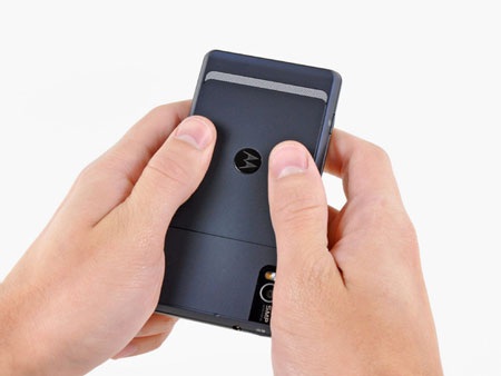 “Mổ xẻ” điện thoại Motorola Droid 2 - 4 “Mổ xẻ” điện thoại Motorola Droid 2 - 4