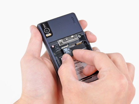 “Mổ xẻ” điện thoại Motorola Droid 2 - 6 “Mổ xẻ” điện thoại Motorola Droid 2 - 6