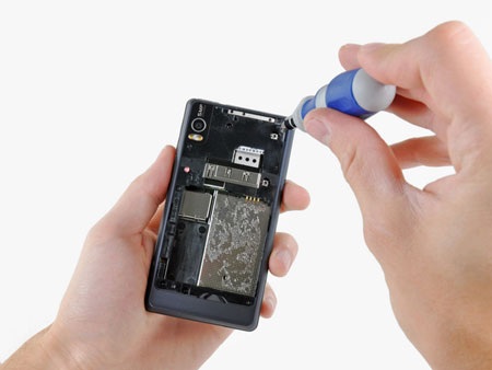 “Mổ xẻ” điện thoại Motorola Droid 2 - 8 “Mổ xẻ” điện thoại Motorola Droid 2 - 8