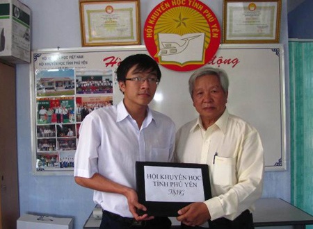 Phú Yên: Tặng laptop cho thủ khoa đại học - 1 Phú Yên: Tặng laptop cho thủ khoa đại học - 1
