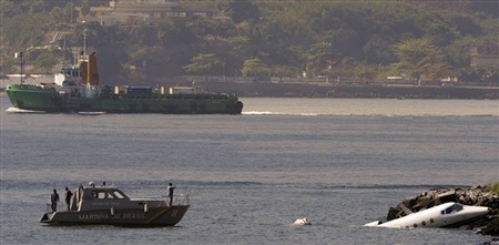 Brazil: Máy bay trượt đường băng, lao xuống biển - 2 Brazil: Máy bay trượt đường băng, lao xuống biển - 2