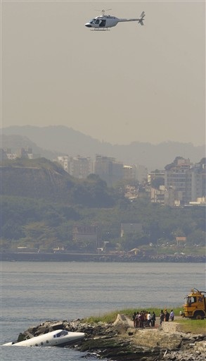 Brazil: Máy bay trượt đường băng, lao xuống biển - 1 Brazil: Máy bay trượt đường băng, lao xuống biển - 1