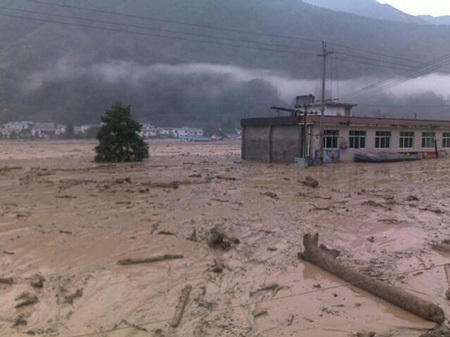 Trung Quốc vẫn khốn đốn vì mưa to và lở đất - 1 Trung Quốc vẫn khốn đốn vì mưa to và lở đất - 1