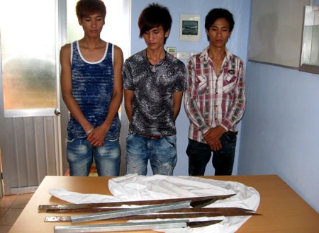 Bắt giữ 3 đối tượng mang hung khí đi “thanh toán” đối thủ - 1
