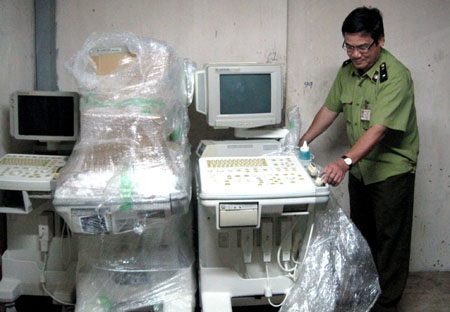 Hà Nội: Phát hiện kho thiết bị y tế nhập lậu tiền tỷ - 2 Hà Nội: Phát hiện kho thiết bị y tế nhập lậu tiền tỷ - 2