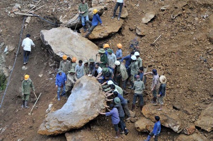 Vẫn chưa tìm được 4 nạn nhân sau 8 ngày tìm kiếm - 1