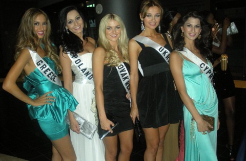 Mỹ nhân vui đùa trong tiệc tối - 14 Mỹ nhân vui đùa trong tiệc tối - 14