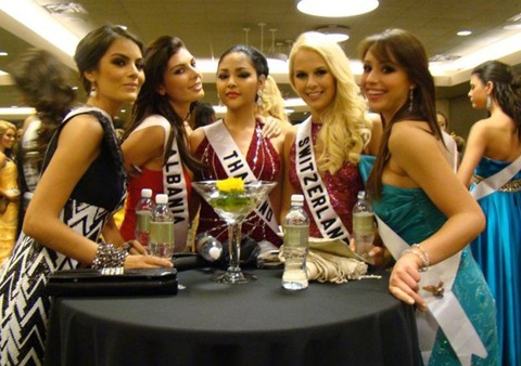 Mỹ nhân vui đùa trong tiệc tối - 16 Mỹ nhân vui đùa trong tiệc tối - 16