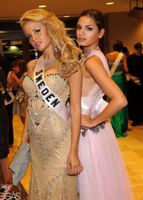 Mỹ nhân vui đùa trong tiệc tối - 24 Mỹ nhân vui đùa trong tiệc tối - 24