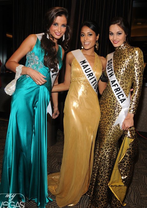 Mỹ nhân vui đùa trong tiệc tối - 25 Mỹ nhân vui đùa trong tiệc tối - 25