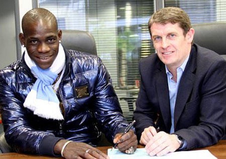 Balotelli chính thức gia nhập Man City - 1 Balotelli chính thức gia nhập Man City - 1