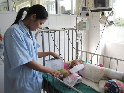 Quỹ Nhân ái đến với bé gái bị bỏng nặng toàn thân - 2 Quỹ Nhân ái đến với bé gái bị bỏng nặng toàn thân - 2