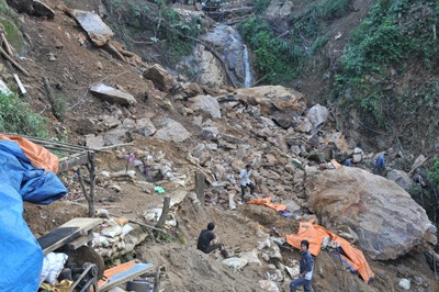 Tìm được thi thể hai nạn nhân vụ núi lở lấp bãi đào vàng - 1