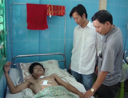 Trung úy công an bị côn đồ đâm trọng thương - 1 Trung úy công an bị côn đồ đâm trọng thương - 1