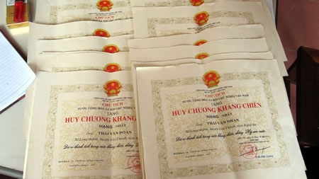 Làm giả kỷ niệm chương, một nữ quái sa lưới  - 1