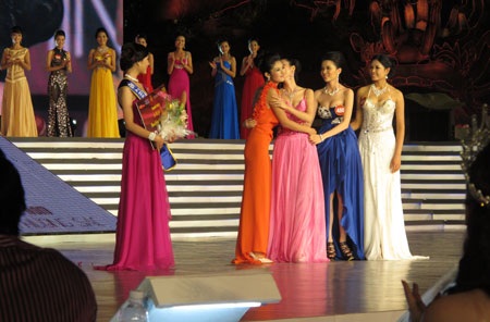 Tiếp cận “Người đẹp được yêu thích nhất” trong đêm chung kết - 3 Tiếp cận “Người đẹp được yêu thích nhất” trong đêm chung kết - 3