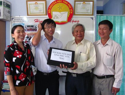 Khó khăn đường đến giảng đường của thủ khoa xứ Nẫu - 2 Khó khăn đường đến giảng đường của thủ khoa xứ Nẫu - 2